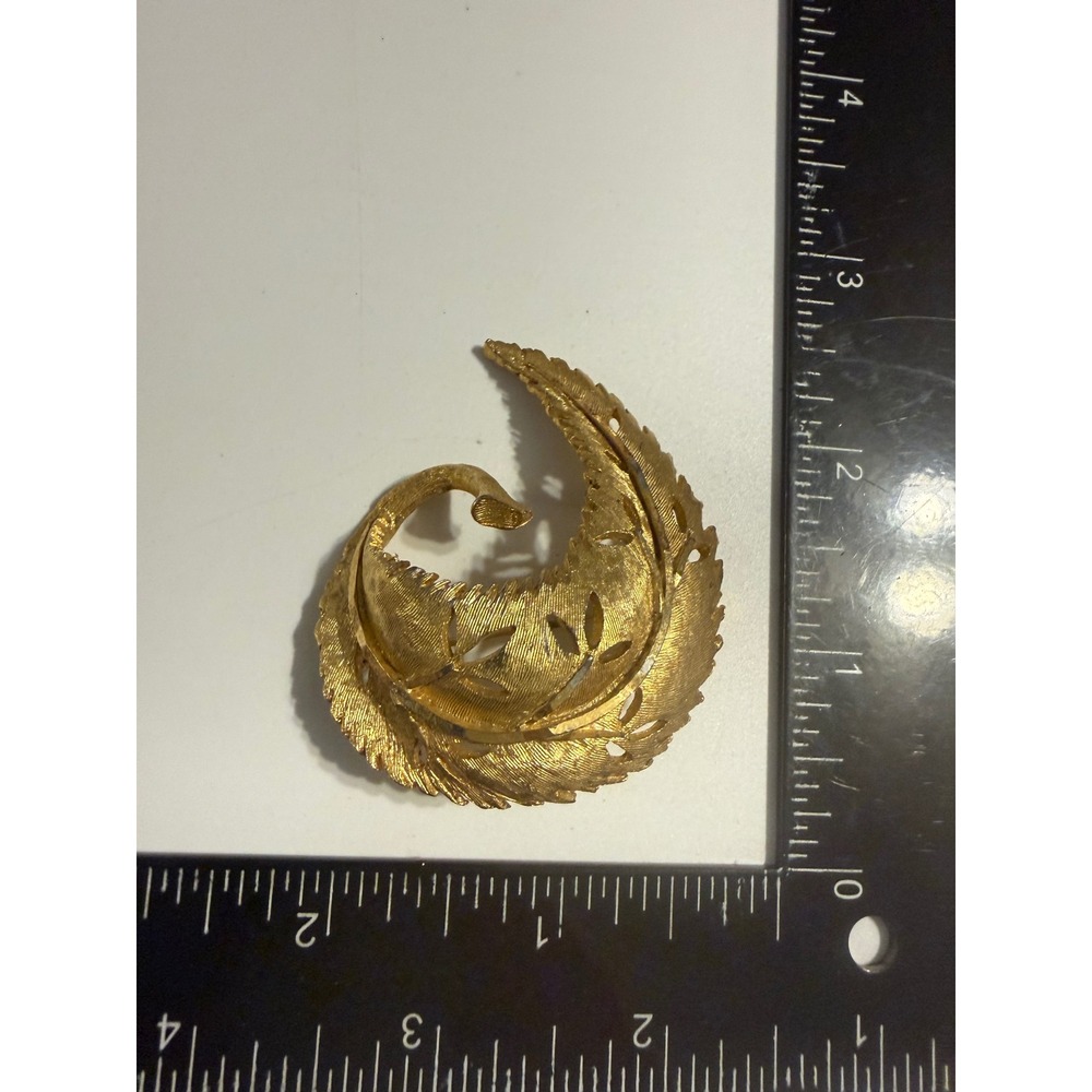 Vintage BSK Gold Tone Textured Swirl Leaf Feather Brooch Pin Mid Century Modern